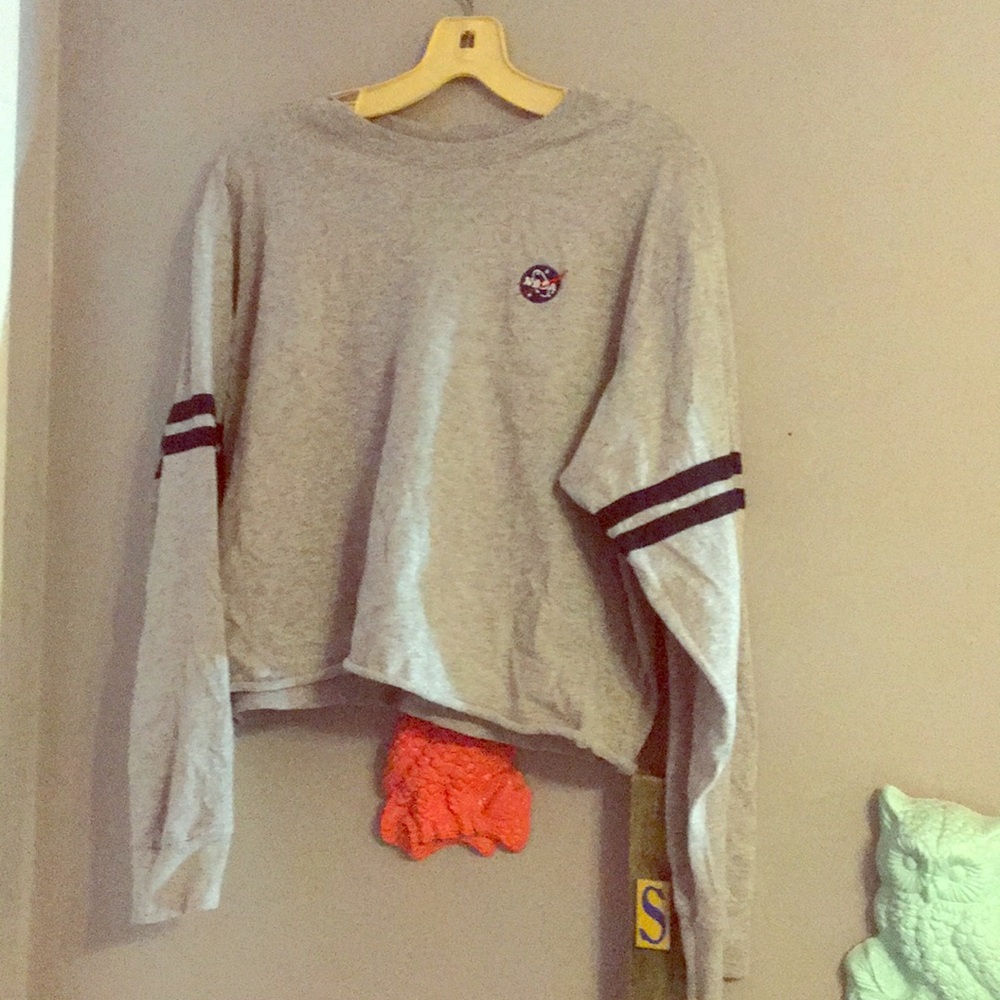 selling a 2xl cropped long sleeve t-shirt